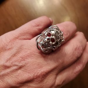 Jeulia S925 Silver Skull w/ Red Stone Eyes Ring Size 5